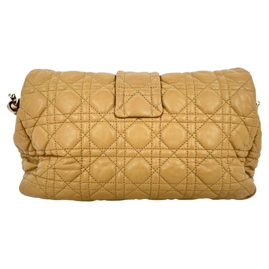 Dior Cannage Stepp-Design Neue Schloss Klappenhandtasche aus beigem Lammleder - Image 5