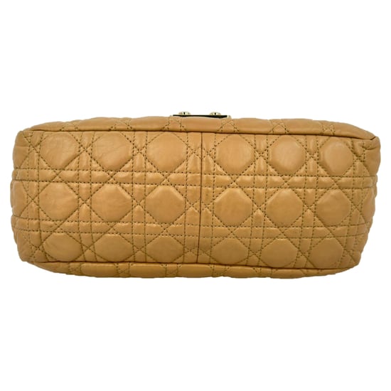 Dior Cannage Stepp-Design Neue Schloss Klappenhandtasche aus beigem Lammleder - Image 6
