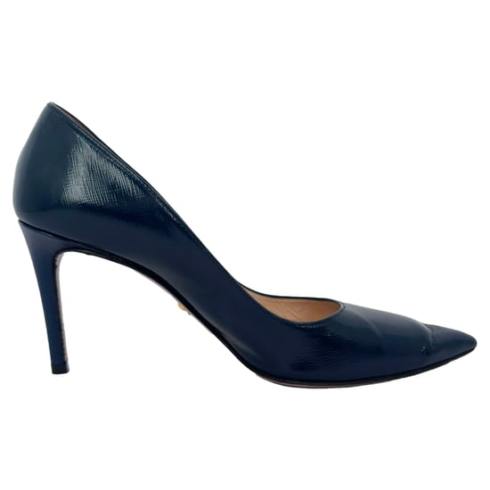 Prada Pumps mit spitzem Zehen in navyblauem Glanzleder - Image 1