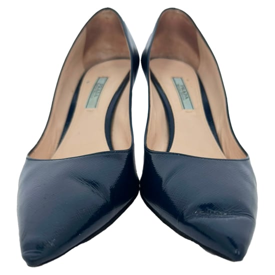 Prada Pumps mit spitzem Zehen in navyblauem Glanzleder - Image 2