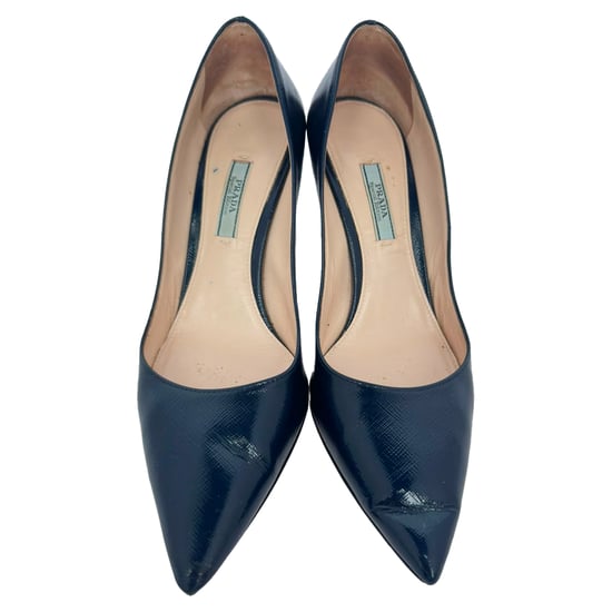 Prada Pumps mit spitzem Zehen in navyblauem Glanzleder - Image 3