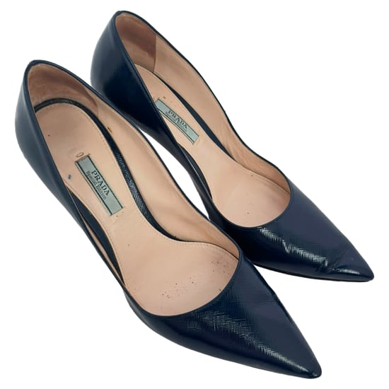 Prada Pumps mit spitzem Zehen in navyblauem Glanzleder - Image 4