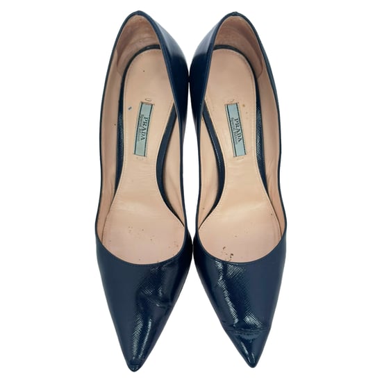 Prada Pumps mit spitzem Zehen in navyblauem Glanzleder - Image 5