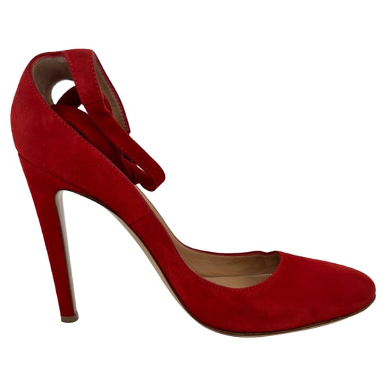 Gianvito Rossi Rote Wildleder-Pumps mit runder Spitze und Riemchen - Image 1