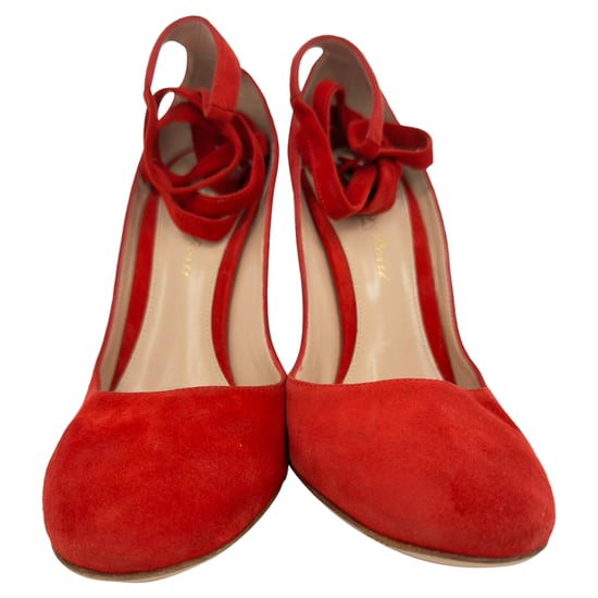 Gianvito Rossi Rote Wildleder-Pumps mit runder Spitze und Riemchen - Image 2