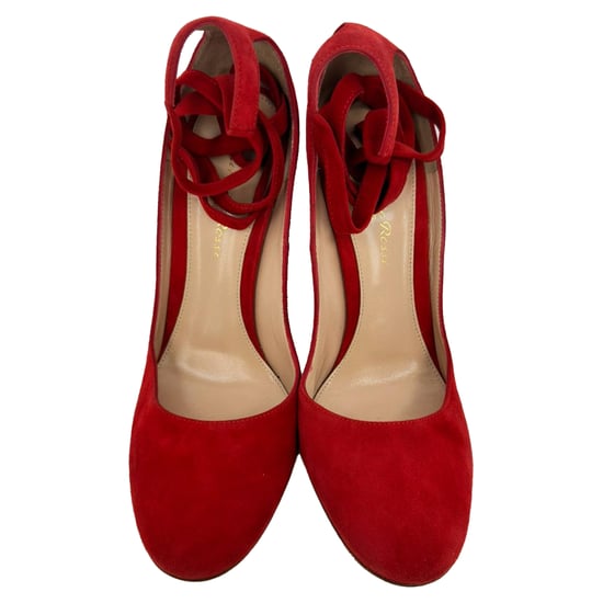 Gianvito Rossi Rote Wildleder-Pumps mit runder Spitze und Riemchen - Image 3