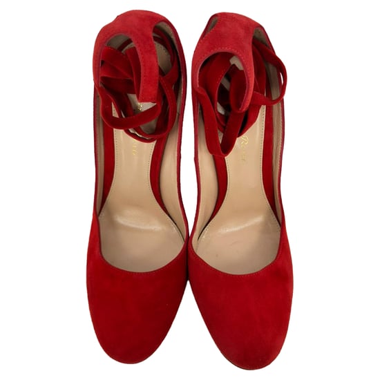 Gianvito Rossi Rote Wildleder-Pumps mit runder Spitze und Riemchen - Image 4