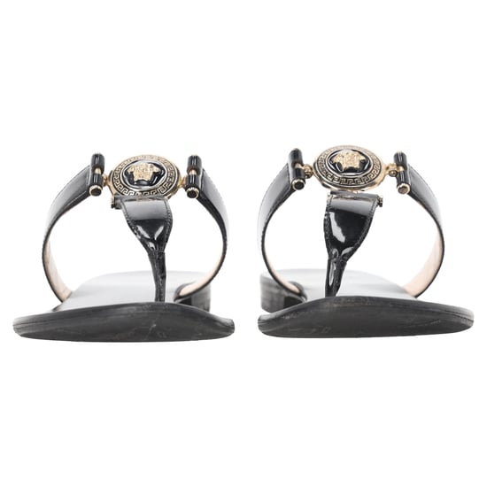 Versace Medusa Logo-Plakette Zehentrenner-Sandalen aus schwarzem Leder - Image 4