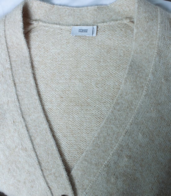 Geschlossene, beige Strickjacke - Image 5
