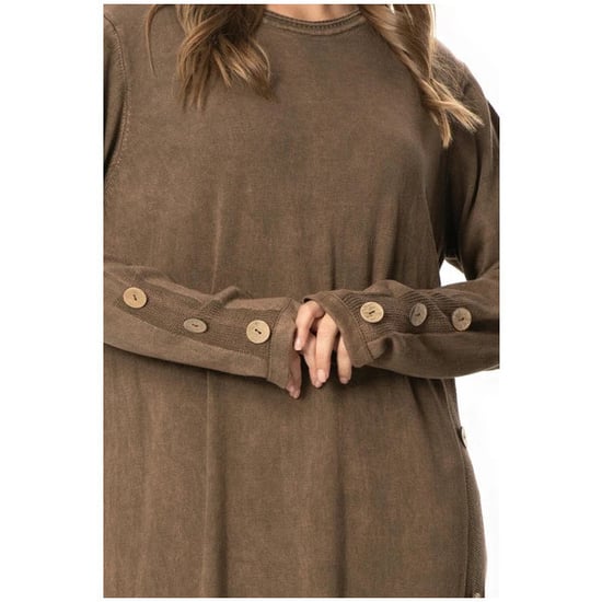 Langärmeliges, braunes Strickkleid mit Rundhalsausschnitt und Knopfleiste für Herbst und Winter. - Image 2
