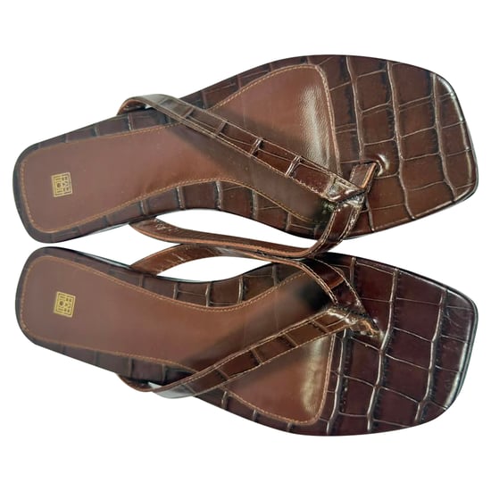Totemé The Flip-Flop Flip-Flops in Kroko-Optik aus braunem Leder - Image 5