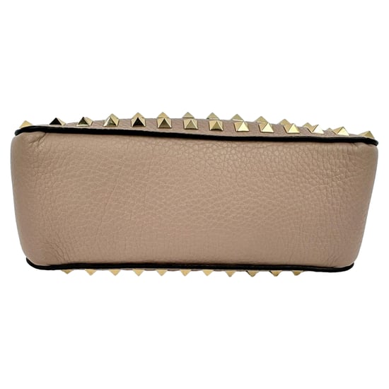 Valentino Garavani Poudre All Over Rockstud Kleine Schultertasche aus nude Leder - Image 5