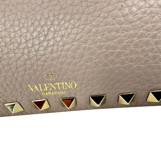 Valentino Garavani Poudre All Over Rockstud Kleine Schultertasche aus nude Leder - Image 6