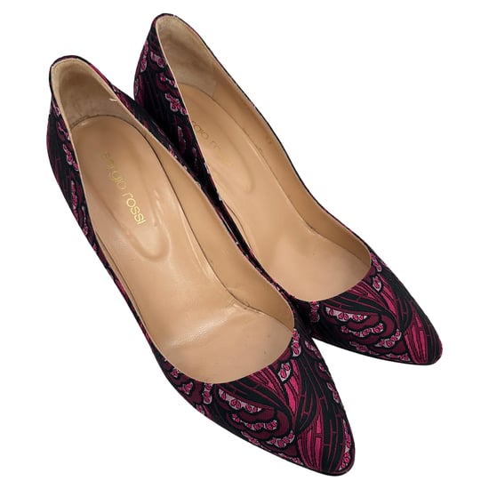 Sergio Rossi Pumps mit spitzem Zehenbereich aus schwarzem Canvas mit Blumenmuster - Image 5