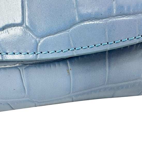Mini-Henkeltasche von By Far aus hellblauem Leder mit Krokodilprägung - Image 6