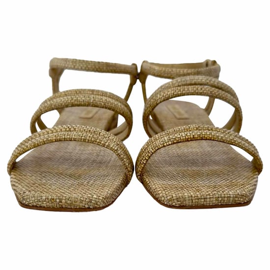 Cult Gaia Sandalen mit Knöchelriemen in Beige Raffia - Image 2