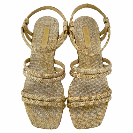 Cult Gaia Sandalen mit Knöchelriemen in Beige Raffia - Image 4