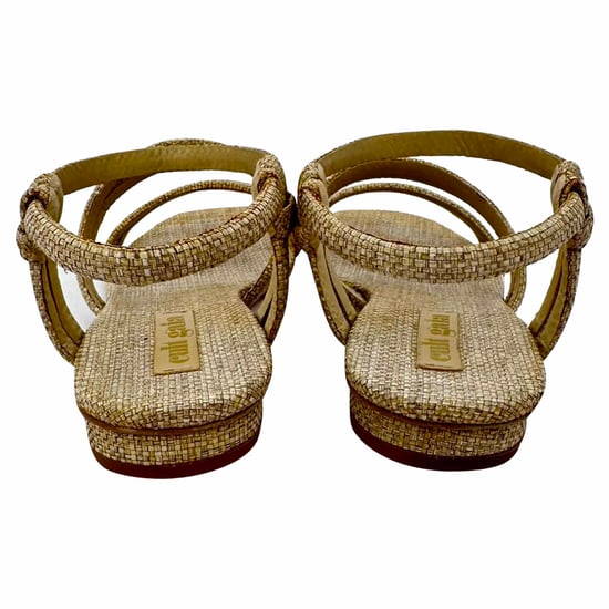 Cult Gaia Sandalen mit Knöchelriemen in Beige Raffia - Image 6