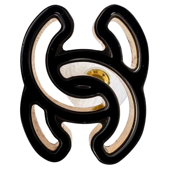 Chanel CC Emaille Stecker Ohrringe aus schwarzem Harz - Image 4
