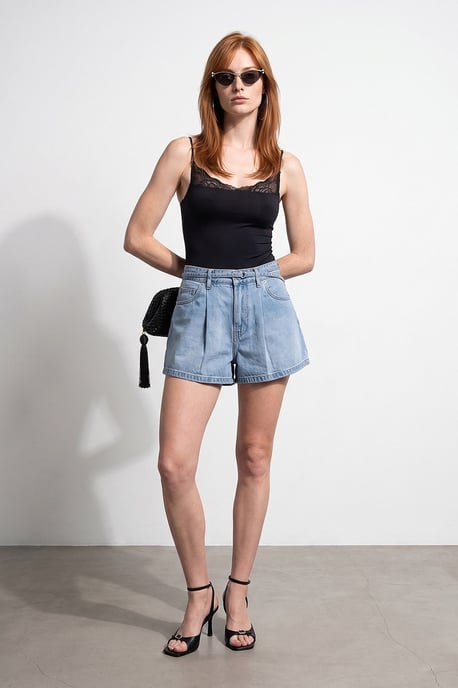 Hochtaillierte Jeansshorts mit Gürtel - Image 4