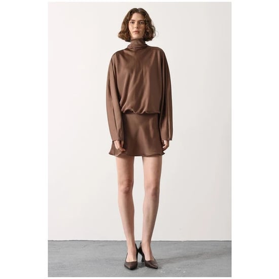 Satin-Minikleid mit hohem Kragen und Ballonärmeln – Braun - Image 2