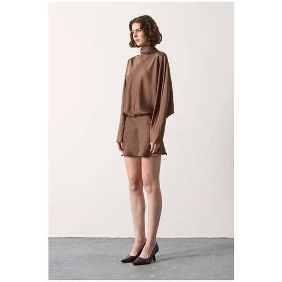 Satin-Minikleid mit hohem Kragen und Ballonärmeln – Braun - Image 3