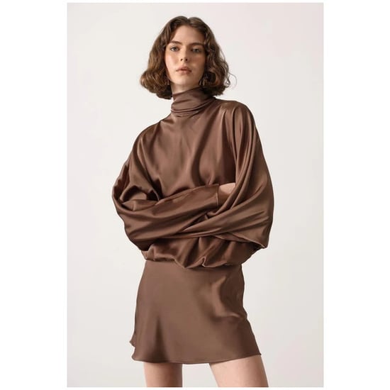 Satin-Minikleid mit hohem Kragen und Ballonärmeln – Braun - Image 4