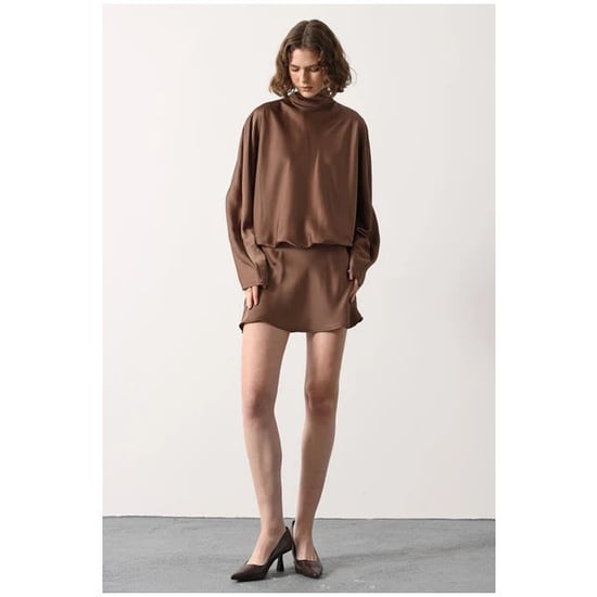 Satin-Minikleid mit hohem Kragen und Ballonärmeln – Braun - Image 6
