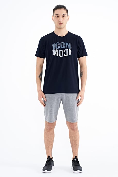 Tommy Life Bedrucktes T-Shirt mit Rundhalsausschnitt und Patch - Marineblau - Image 2