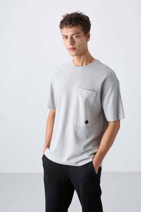 Übergrößen Baumwollmischung Rundhalsausschnitt T-Shirt mit Tasche - Image 1