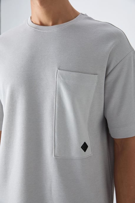 Übergrößen Baumwollmischung Rundhalsausschnitt T-Shirt mit Tasche - Image 3