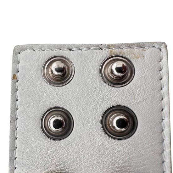 Saint Laurent Wickelarmband mit Nieten aus weißem Leder - Image 6