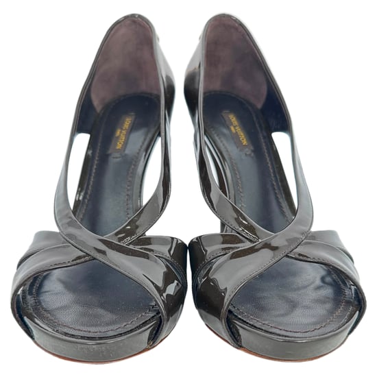 Louis Vuitton Pumps mit Schlossdetail und Cutout-Detail in schwarzem Lackleder - Image 2