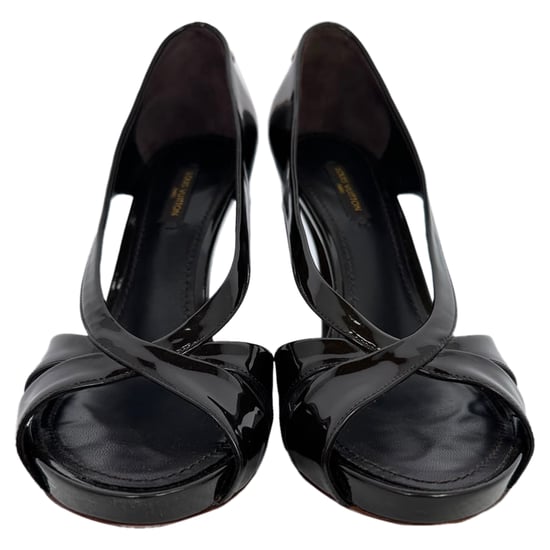 Louis Vuitton Pumps mit Schlossdetail und Cutout-Detail in schwarzem Lackleder - Image 3