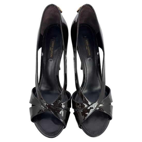 Louis Vuitton Pumps mit Schlossdetail und Cutout-Detail in schwarzem Lackleder - Image 4