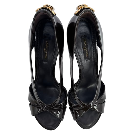 Louis Vuitton Pumps mit Schlossdetail und Cutout-Detail in schwarzem Lackleder - Image 5