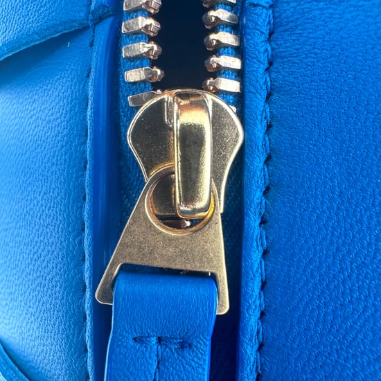 Bottega Veneta Small Brick Cassette Schultertasche aus blauem Lammleder - Image 5