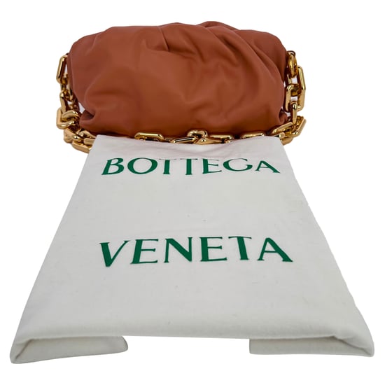 Bottega Veneta Ketten-Pouch-Tasche aus braunem Kalbsleder - Image 6