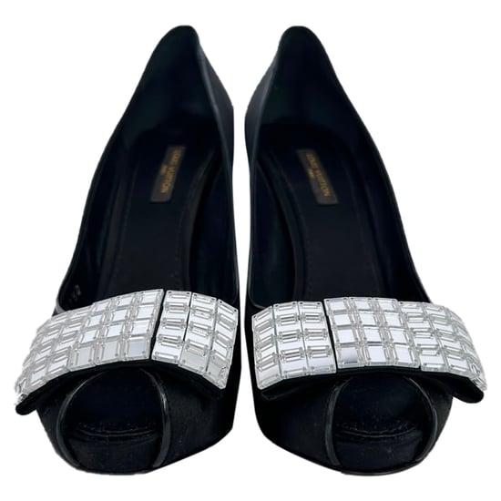 Louis Vuitton Peeptoe-Pumps mit Kristallverzierungen aus schwarzem Satin - Image 2