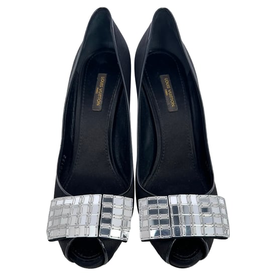 Louis Vuitton Peeptoe-Pumps mit Kristallverzierungen aus schwarzem Satin - Image 3