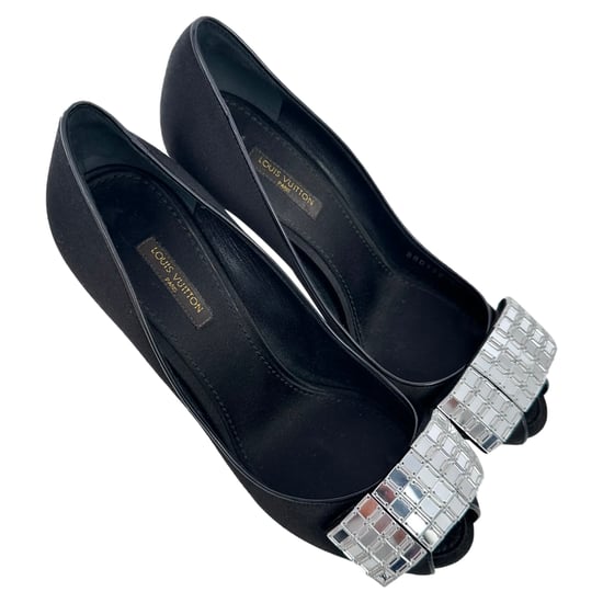 Louis Vuitton Peeptoe-Pumps mit Kristallverzierungen aus schwarzem Satin - Image 5