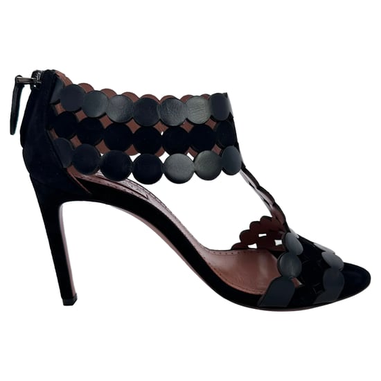 Alaïa Sandalen mit geschwungenem T-Riemen aus schwarzem Wildleder - Image 1