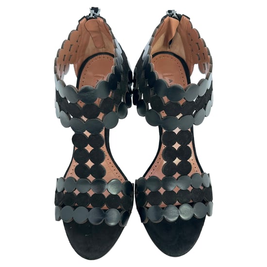 Alaïa Sandalen mit geschwungenem T-Riemen aus schwarzem Wildleder - Image 3