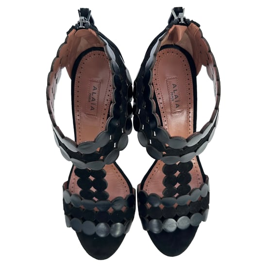 Alaïa Sandalen mit geschwungenem T-Riemen aus schwarzem Wildleder - Image 4