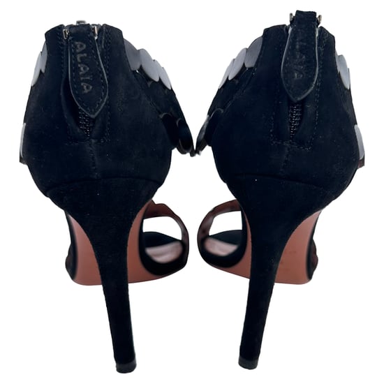 Alaïa Sandalen mit geschwungenem T-Riemen aus schwarzem Wildleder - Image 6