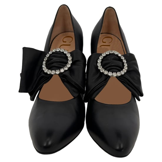 Gucci Elaisa Pumps aus schwarzem Leder mit Schleifendetail und Kristallverzierungen - Image 1