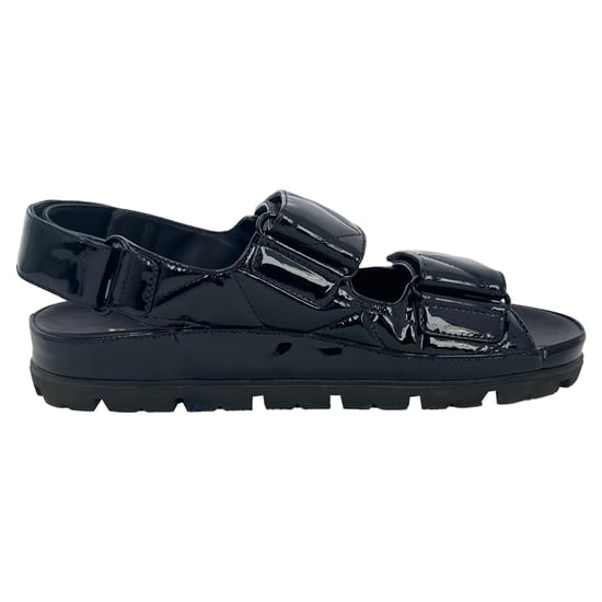 Prada Gequiltete Slingback-Sport-Sandalen aus schwarzem Lackleder - Image 1