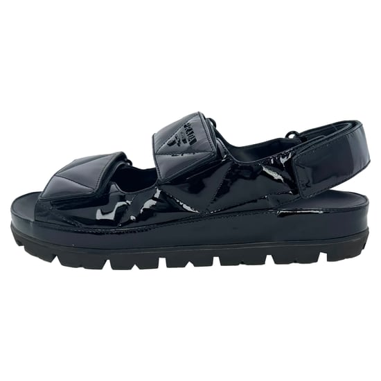 Prada Gequiltete Slingback-Sport-Sandalen aus schwarzem Lackleder - Image 2