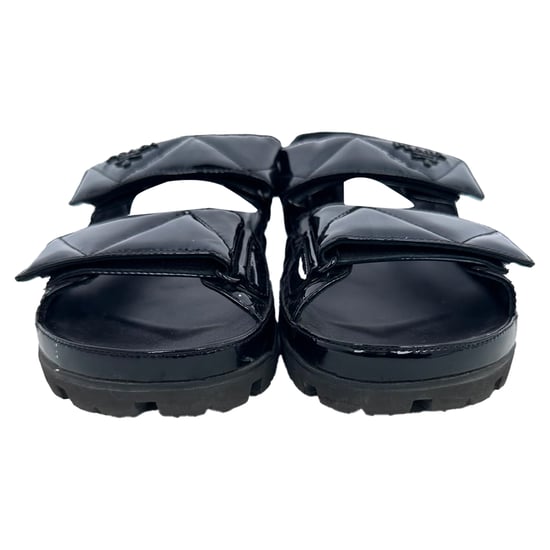 Prada Gequiltete Slingback-Sport-Sandalen aus schwarzem Lackleder - Image 3