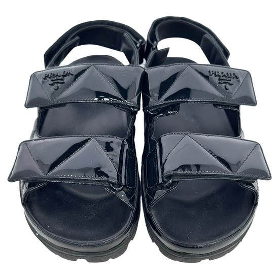 Prada Gequiltete Slingback-Sport-Sandalen aus schwarzem Lackleder - Image 4